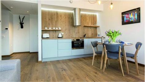 Ламинат на кухне — можно ли использовать? Плюсы и минусы